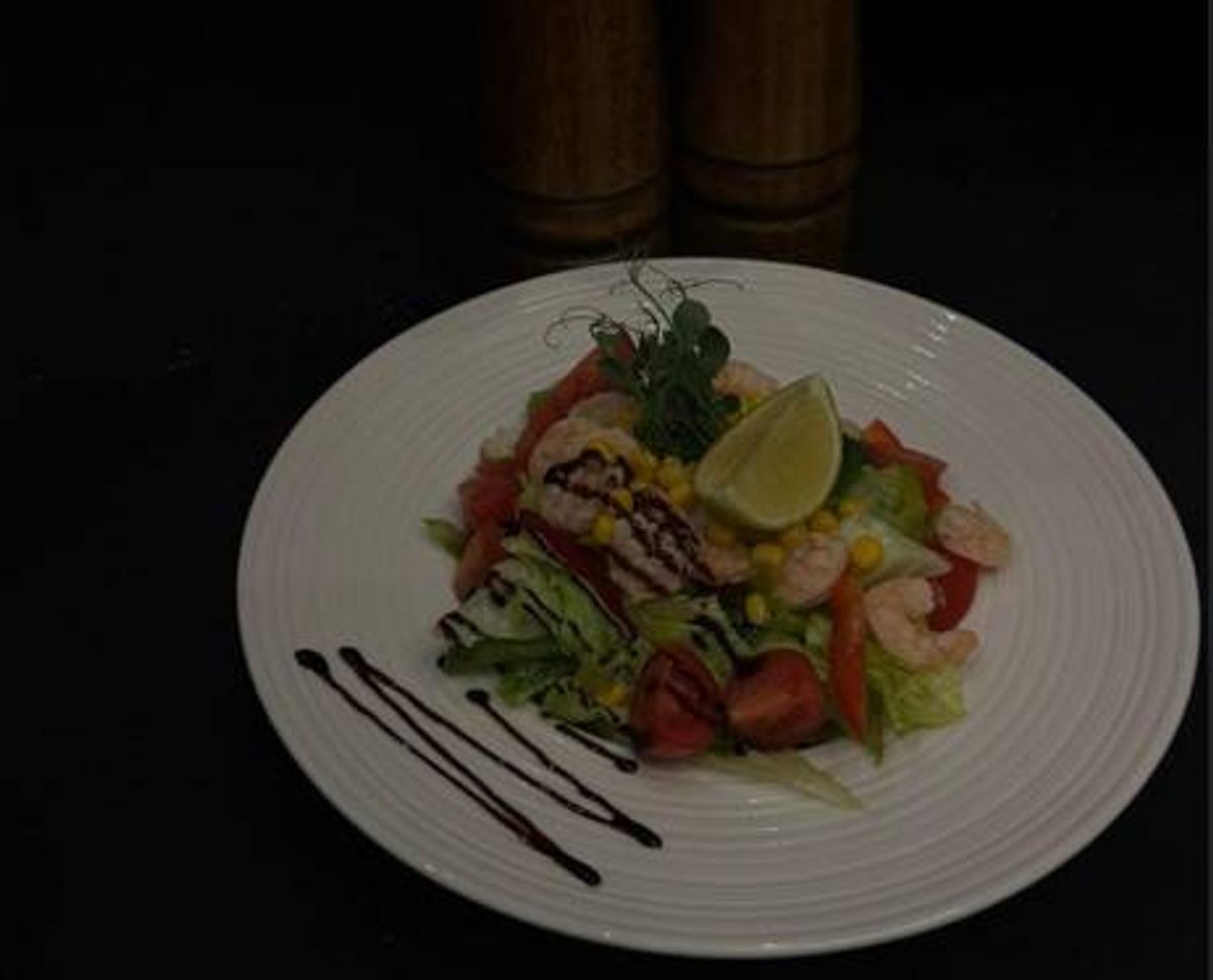 Salată cu Creveți și Sos Lime